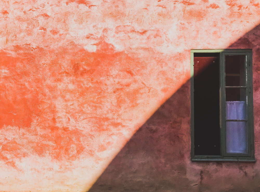 Cat dengan sepsifikasi rendah sangat gampang rusak oleh cuaca