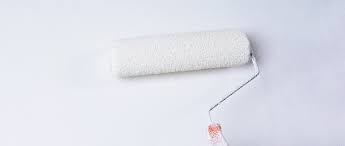 Pemberian cat dasar untuk memperkuat daya rekat