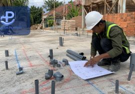 Perencanaan instalasi air rumah sebelum pembangunan dimulai menggunakan jalur pipa PVC pada proyek rumah tinggal.