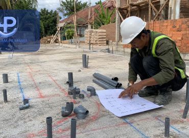 Perencanaan instalasi air rumah sebelum pembangunan dimulai menggunakan jalur pipa PVC pada proyek rumah tinggal.